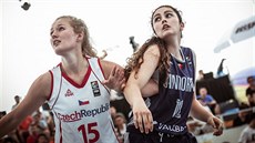 Česká reprezentantka Anna Rosecká (v bílém) na MS do 18 let v basketbalu 3x3 na...