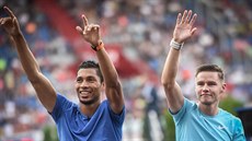 Wayde van Niekerk (vlevo) a Pavel Maslák zdraví diváky na Zlaté tret�e.