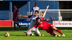 Stefan Pani� (v �erveném) p�i svém reprezenta�ním debutu za Srbsko padá v...