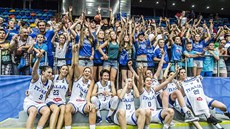 Italské basketbalistky se fotí s žáky a žákyněmi z královéhradecké školy...