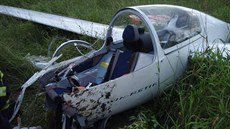 Pilot se s větroněm zřítil do vysoké trávy na beskydské louce.