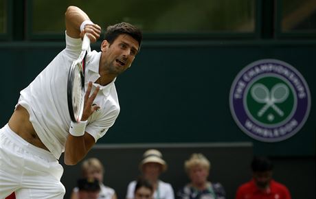 SERVIS HVZDY. Novak Djokovi podv v zpase prvnho kola Wimbledonu s...
