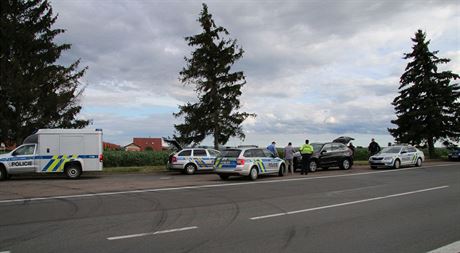 Ukradené vozidlo BMW obklopila auta Policie R.