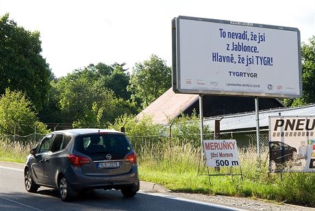 Billboardy s hokejovými hesly z dílny Bílých Tygr Liberec zaplavily celý kraj.