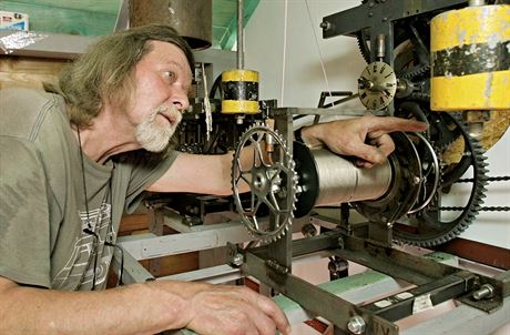 Zdenk Landa sestrojil první umavský orloj, který nyní sestavuje v Hojsov...
