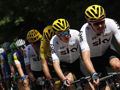 Chris Froome (druh zprava) bhem tet etapy Tour de France