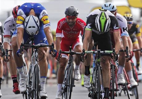 Fini sedm etapy Tour de France: Marcel Kittel (v modrm) si jede pro tsn...