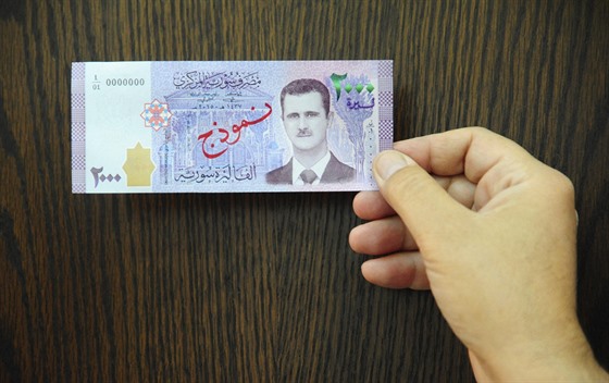 Novou syrskou bankovku v hodnot dvou tisíc syrských lir zdobí portrét Baára...