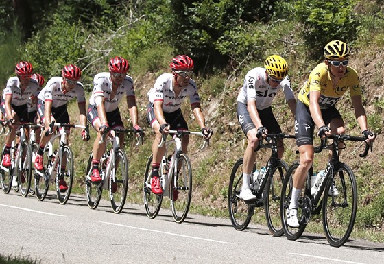 Geraint Thomas (v lutm) bhem pt etapy Tour. Za nm Chris Froome a sestava...