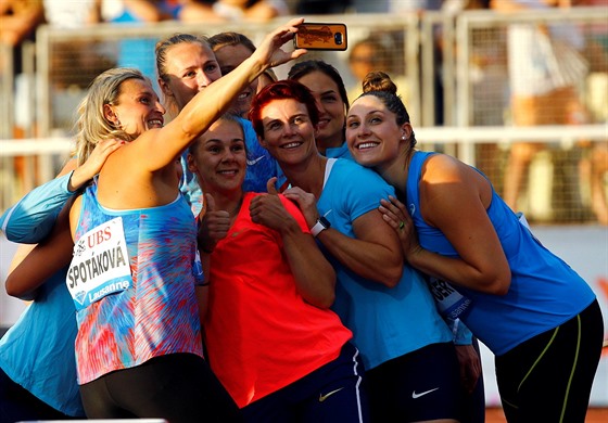 ÚSMV. Barbora potáková a selfie se soupekami po Diamantové lize v Lausanne.