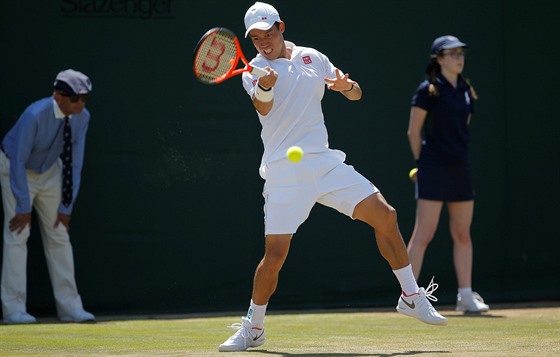 Japonec Kei Niikori pi forhendovém úderu ve Wimbledonu.