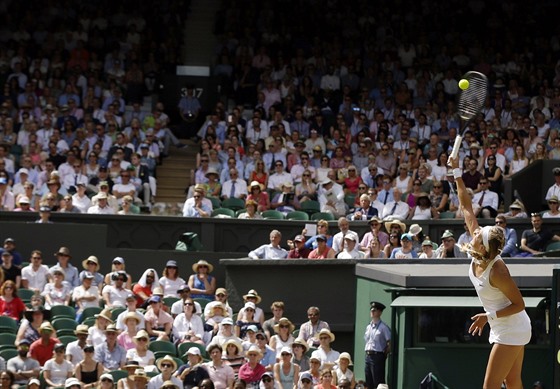 Viktoria Azarenková servíruje ped plnými tribunami ve Wimbledonu.