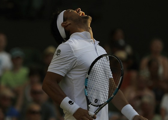 Ital Fabio Fognini v souboji s Britem Andy Murraym ve tetím kole Wimbledonu.