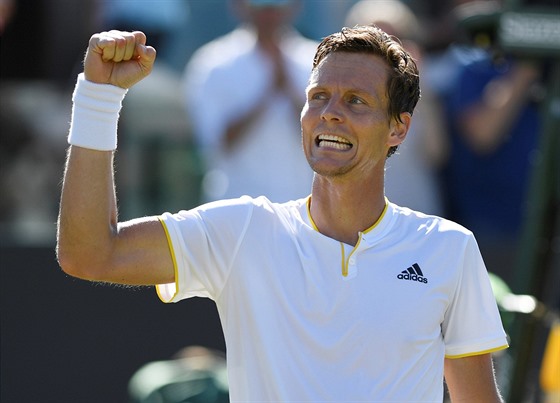 Tomá Berdych slaví postup do osmifinále Wimbledonu.