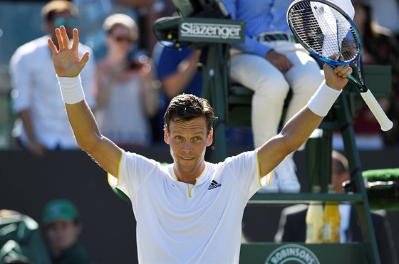 Tomá Berdych slaví postup do osmifinále Wimbledonu.