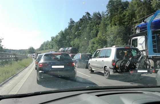 Kolony se na dálnici D1 ve smru na Brno tvoí zhruba od 15. po 41. kilometr....