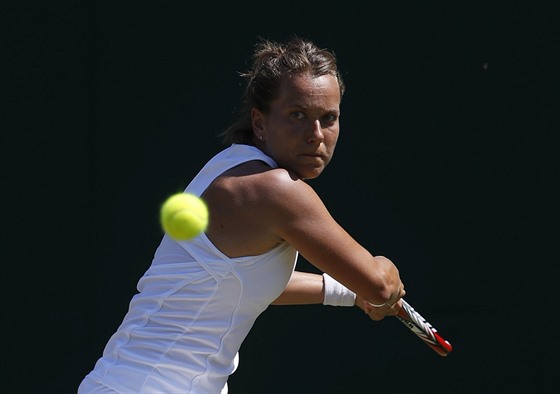 Barbora Strýcová se pipravuje na úder v utkání s Japonkou Naomi Osakovou.