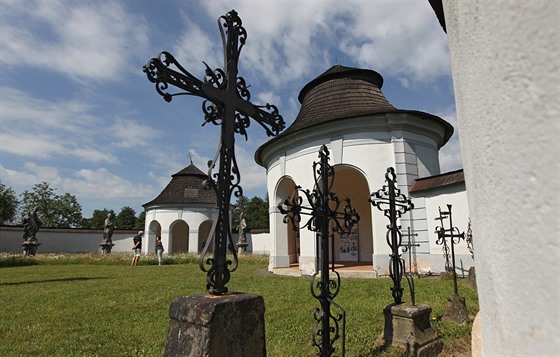 Hřbitov se třemi kaplemi s mansardovými střechami vznikl v roce 1709.
