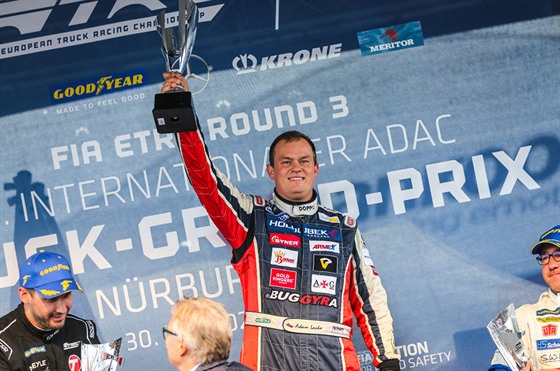 Adam Lacko slaví vítzství na Nürburgringu