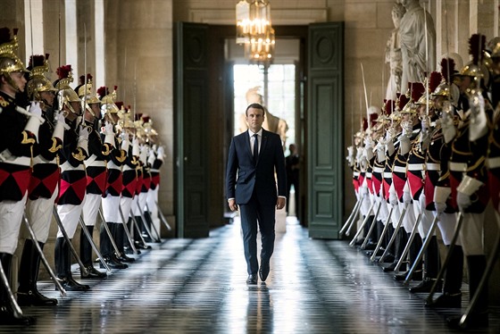 Francouzský prezident Emmanuel Macron prochází Galerií bust ve Versailles před...
