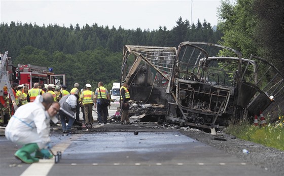 U bavorské obce Münchberg shoel po sráce s kamionem autobus (3. ervence...