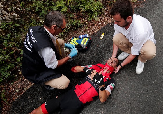 Richie Porte v péi léka bhem deváté etapy Tour de France.