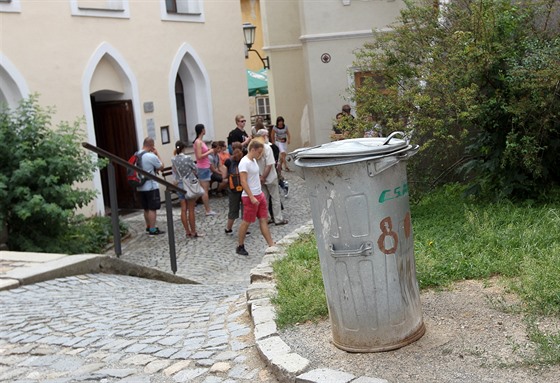 Nevzhledné popelnice kazí turistům fotky. Lidé v třebíčském židovském městě si...