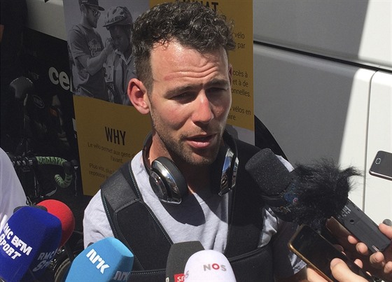 Mark Cavendish mluví s novinái.