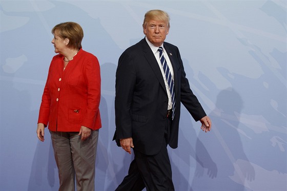 Nmecká kancléka Angela Merkelová a americký prezident Donald Trump se vítají...