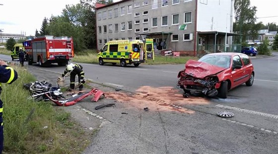 Na silnici z Tachova na Oldřichov se srazilo osobní auto s motocyklem. Zranění...