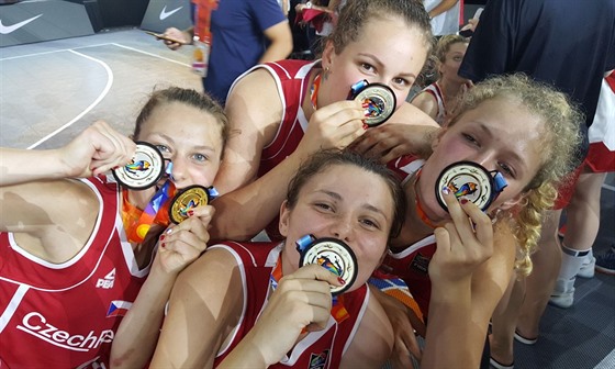 eské basketbalistky Simona Rková, Albta Levínská, Kateina Galíková a...