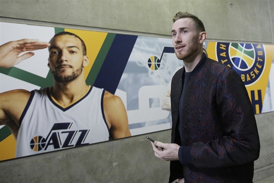 Gordon Hayward míí na utkání Utahu Jazz kolem plakátu Rudyho Goberta, te u...