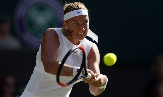 Petra Kvitová zahrává míek v prvním kole Wimbledonu.