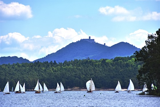 Regata na Máchov jezee. První závod jachet se tady jel v roce 1932.