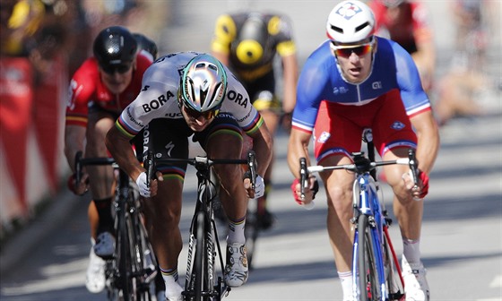 Peter Sagan (v bílém) se ítí do cíle tvrté etapy Tour de France.