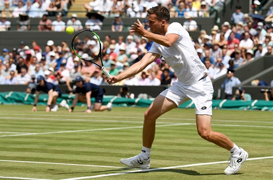 Adam Pavlásek v utkání 2. kola Wimbledonu proti Novaku Djokoviovi
