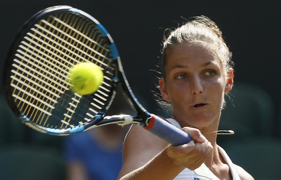 Karolína Plíková returnuje v utkání 2. kola Wimbledonu.