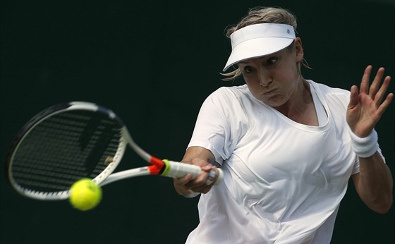 Bethanie Matteková-Sandsová returnuje v utkání 2. kola na Wimbledonu.