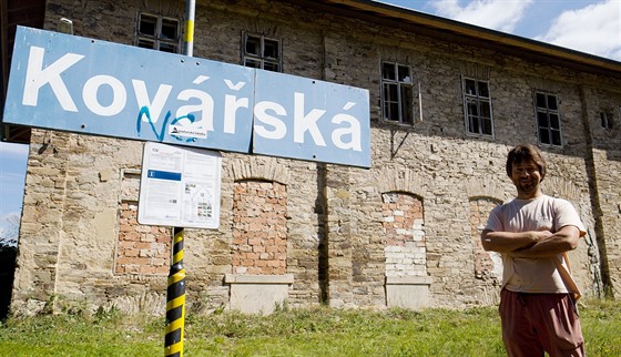 Štěpán Macháček před bývalou nádražní budovou, kterou opravuje.