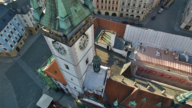 Snímek st�echy olomoucké radnice, její� krovy se nyní opravují. Expertizy...