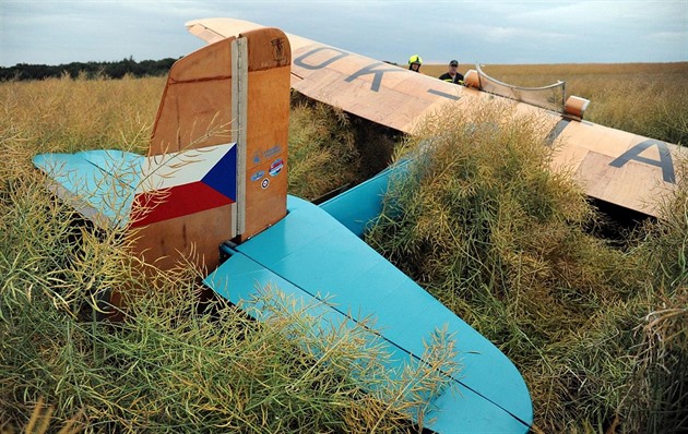 Unikátní historický letoun havaroval v pra�ských Cholupicích (3.7.2017).