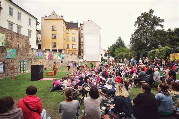 ivou ulici zahájí pouliní divadlo v Mlýnské strouze v Plzni