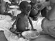 Válka v Biafře. Podvyživené děti uprchlíků v Gabonu  (1967)