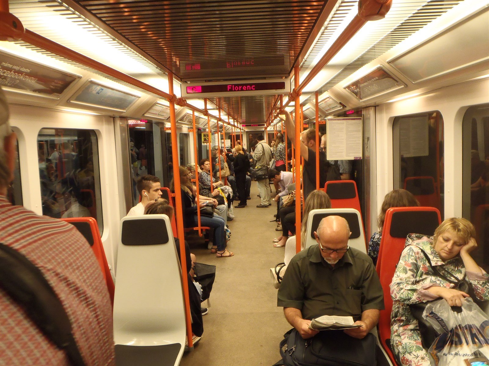 Fotogalerie: Deník Metro také vyrazil do podzemní dráhy, aby si nová sedadla  vyzkoušel.