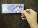 Novou syrskou bankovku v hodnot dvou tisíc syrských lir zdobí portrét Baára...