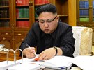 Severokorejský vdce Kim ong-un podepisuje rozkaz o testu mezikontinentální...