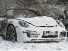 Neznámí pachatelé zapálili prodejnu voz Porsche v Hamburku (5. ervence 2017)