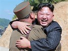 Severokorejský vdce Kim ong-un oslavuje test mezikontinentální rakety...