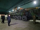 Severokorejský vdce Kim ong-un si prohlíí mezikontinentální raketu...