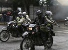 Protivládní protesty v Caracasu. Venezuelská policie stílí z motorek do...